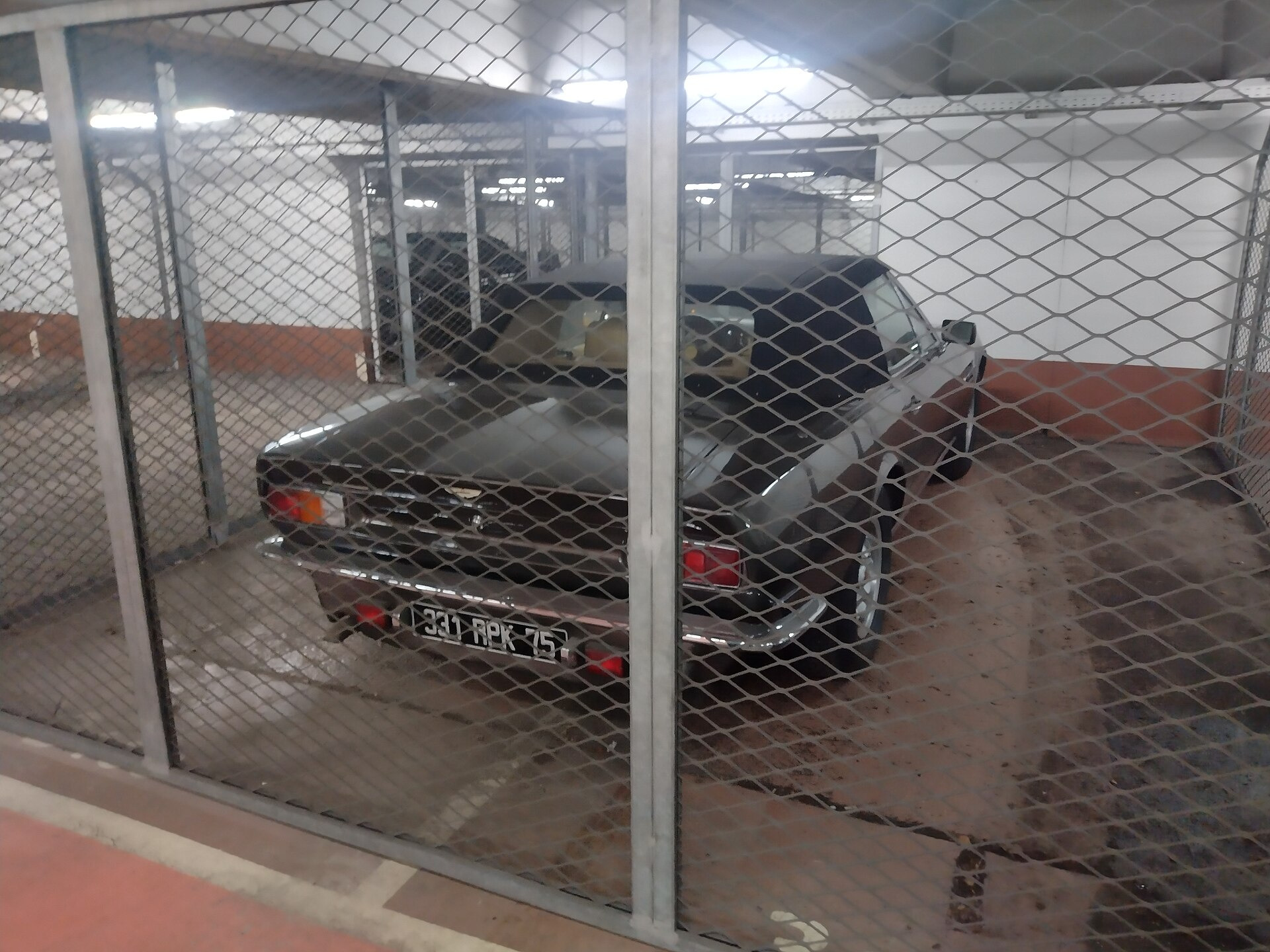 Aston Martin V8 Volante