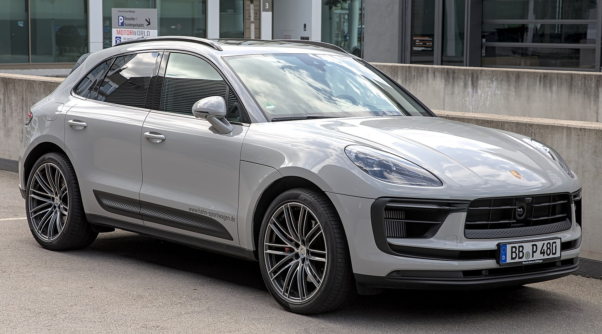 Porsche Macan EV (2024)