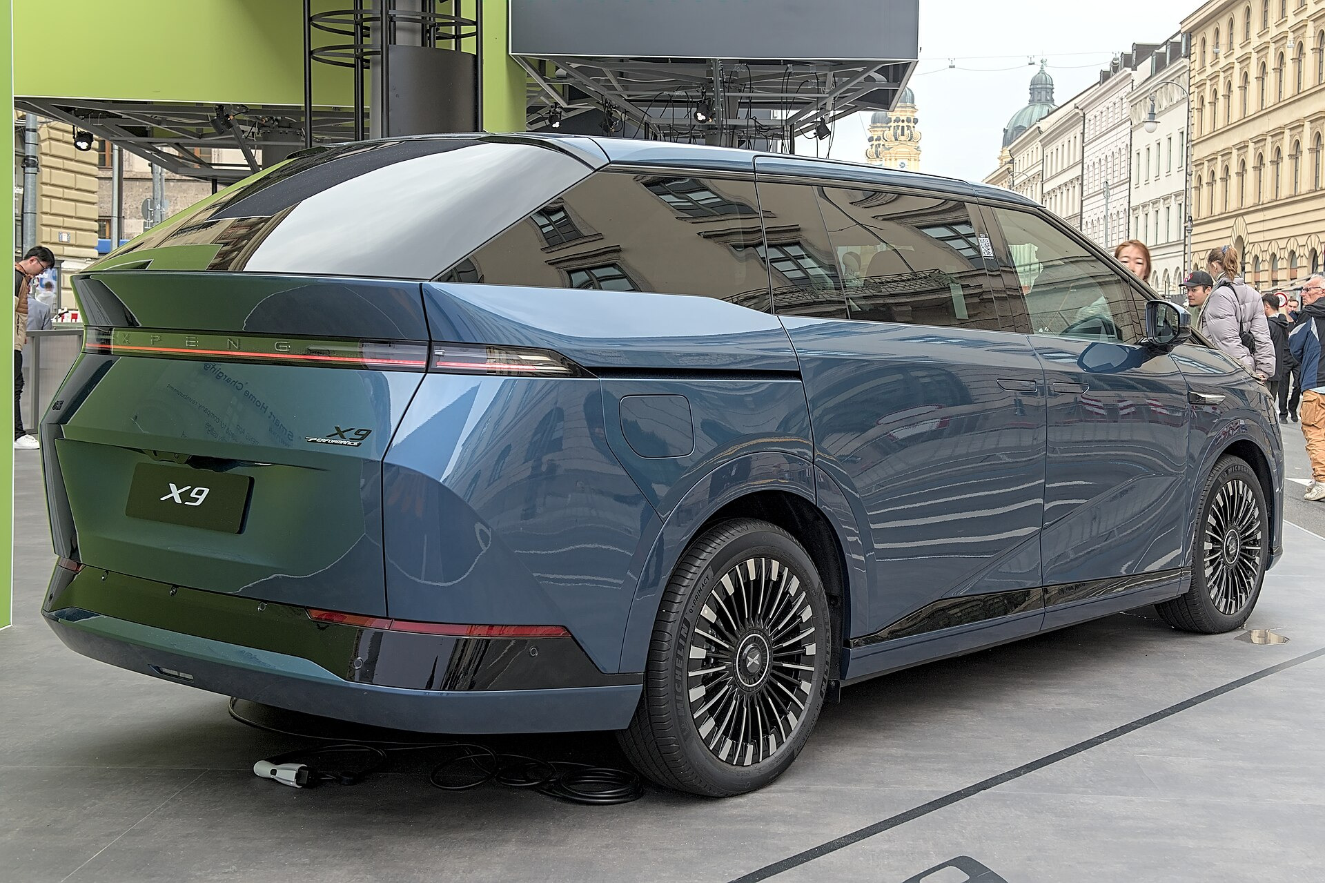 Xpeng X9 (2024)