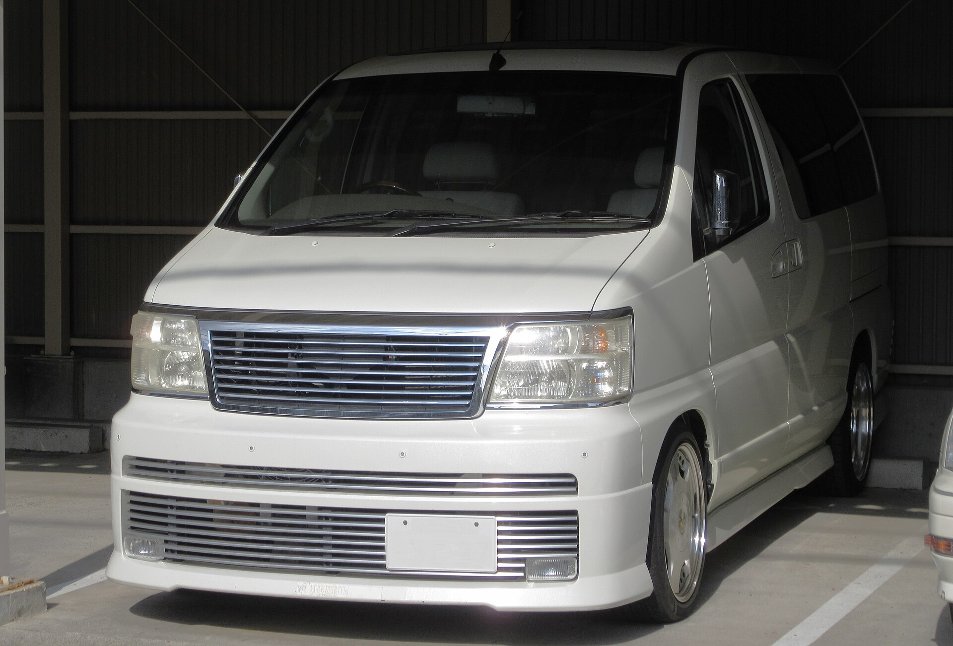 Nissan Elgrand E50