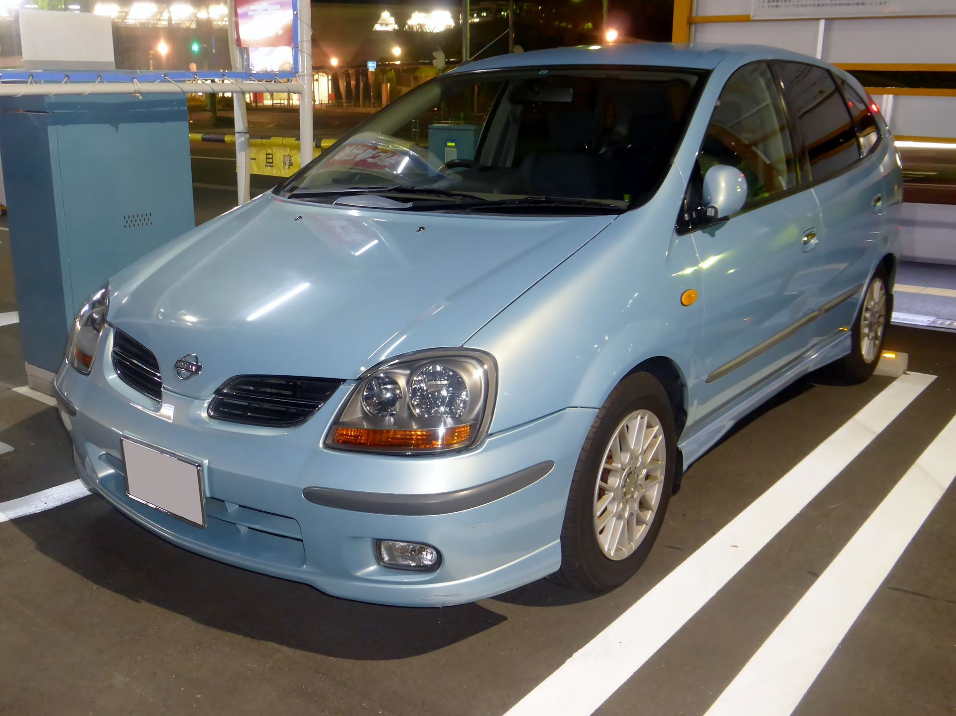 Nissan Tino V10