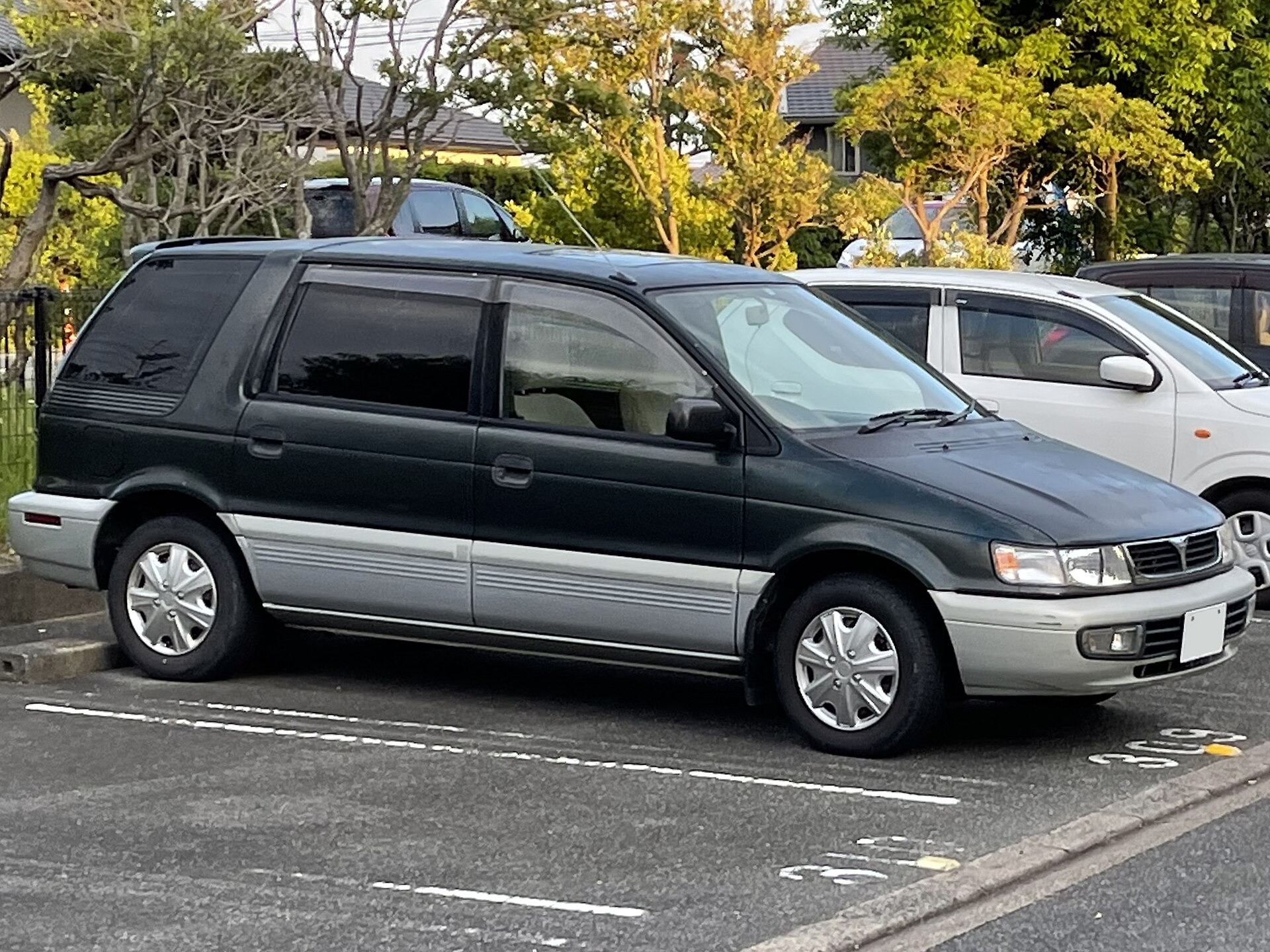 Mitsubishi Chariot E-N33W