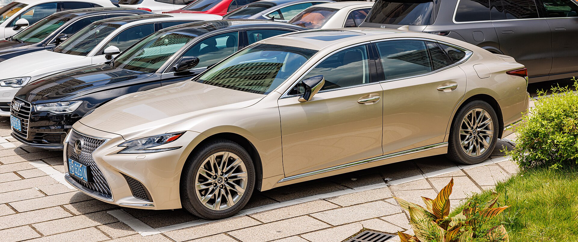 Lexus LS V