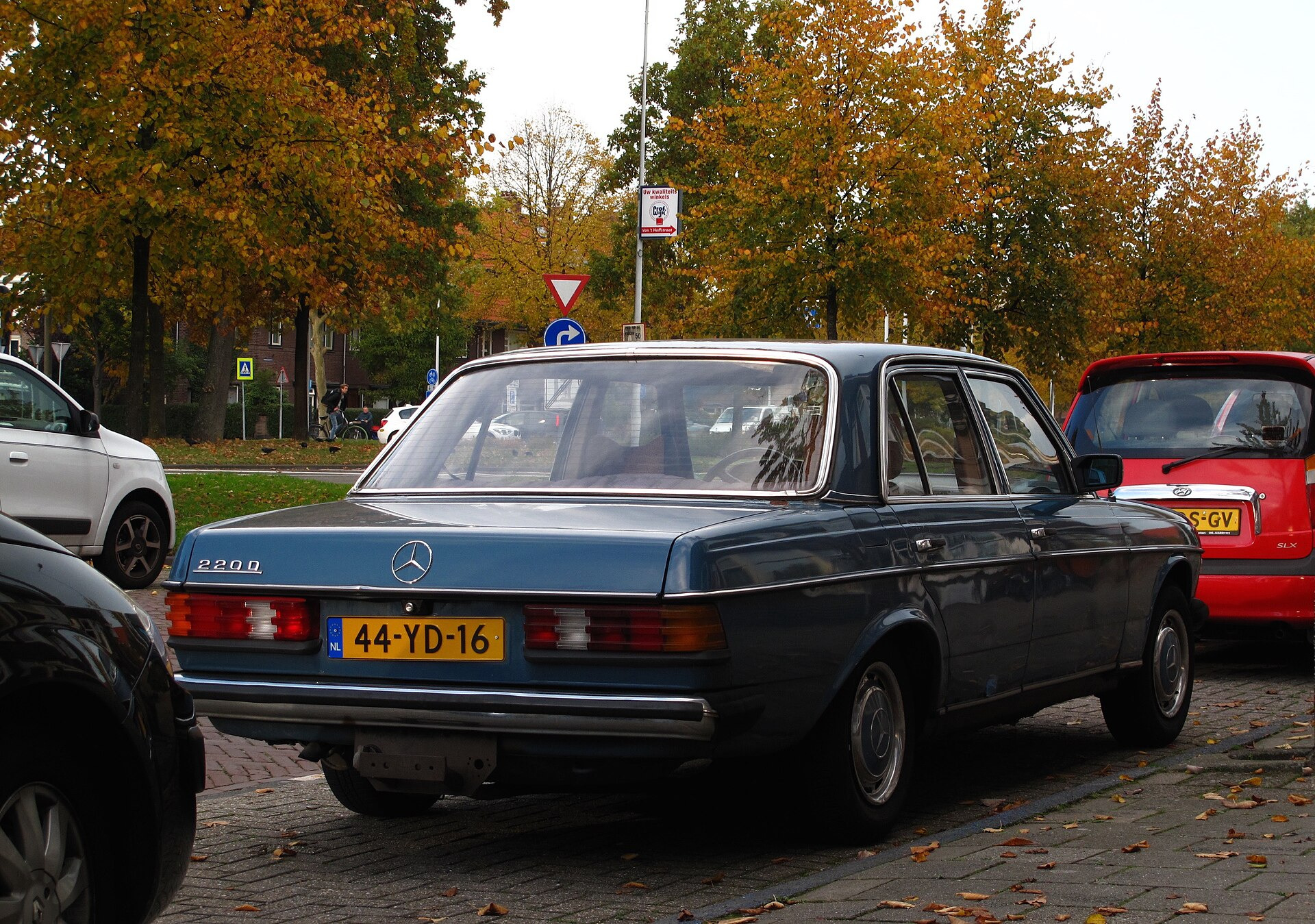 Mercedes-Benz 220 W123