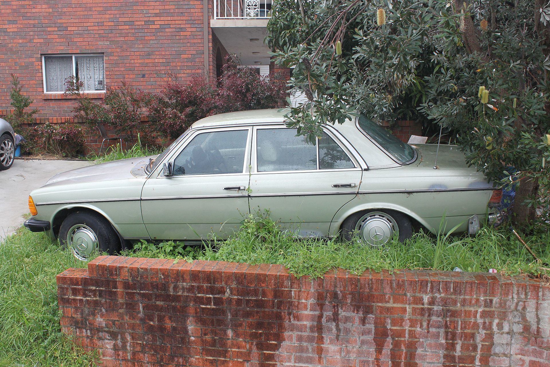 Mercedes-Benz 230 W123