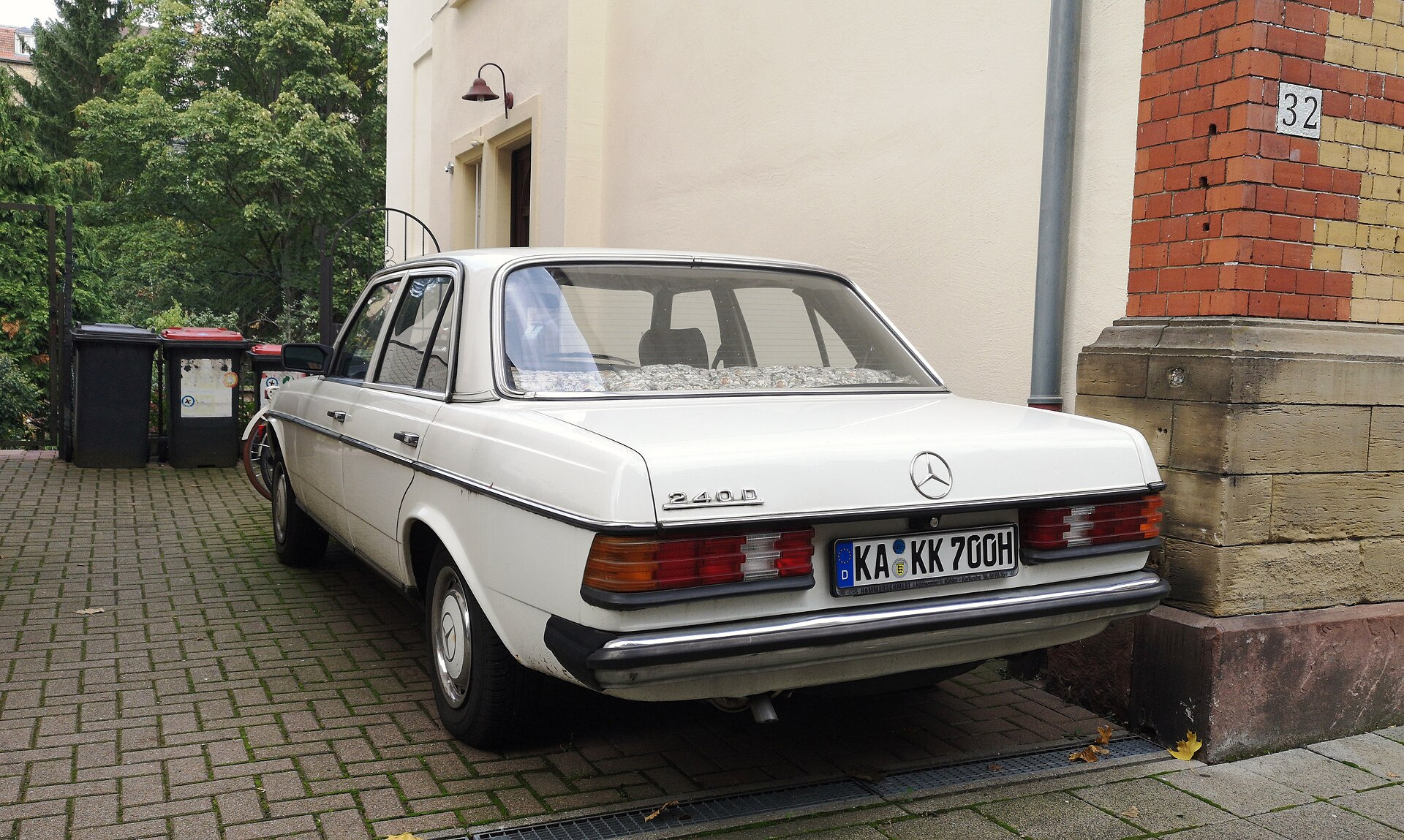 Mercedes-Benz 240 W123