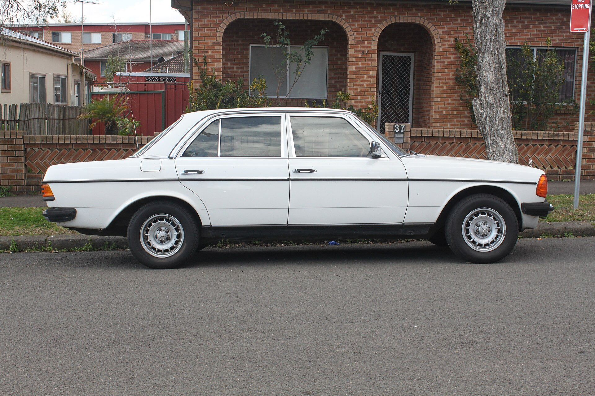 Mercedes-Benz 300 W123