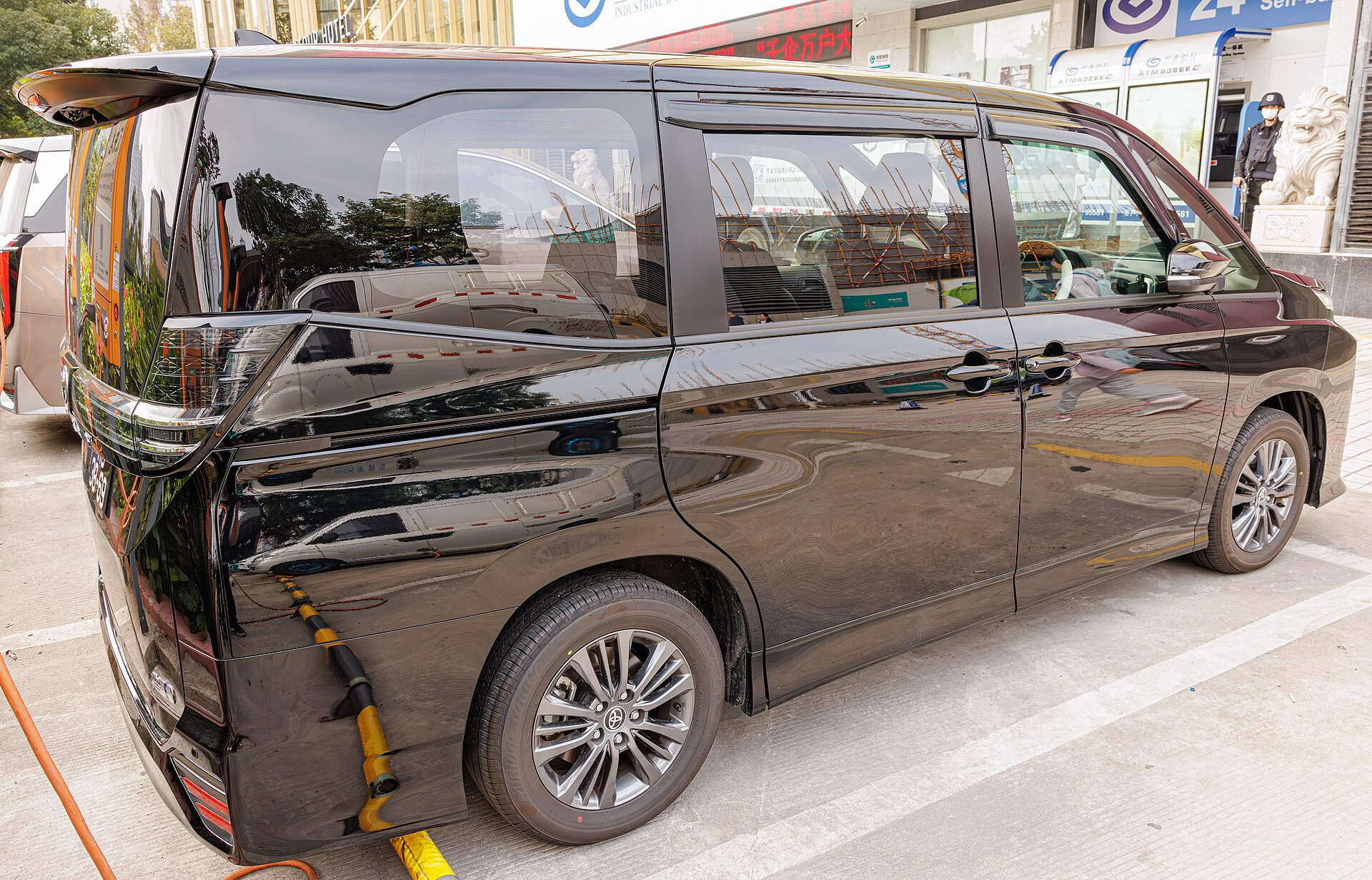 Toyota Voxy 2.0 i (156hp)