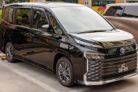 Toyota Voxy 2.0 i (156hp) — снимка 2