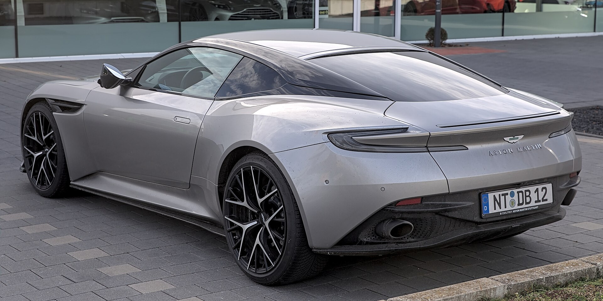 Aston Martin DB12