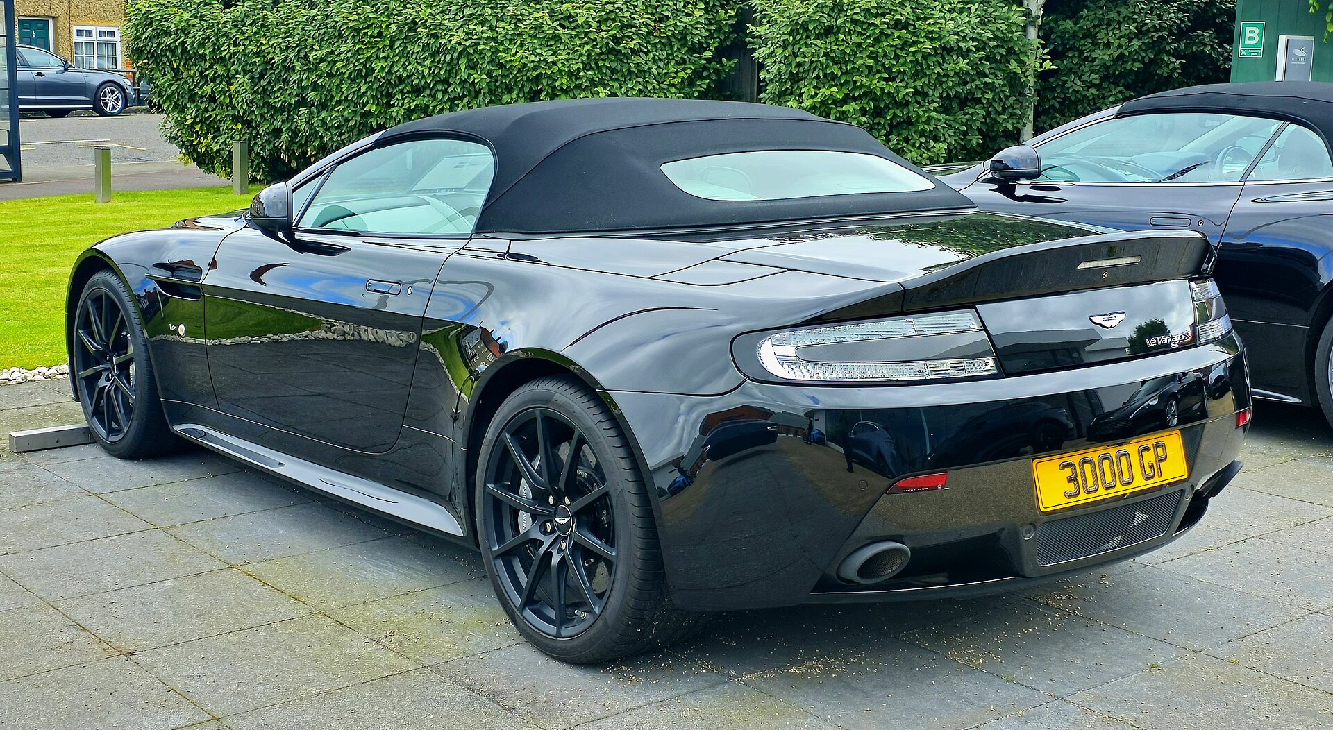 Aston Martin V12 Vantage Roadster