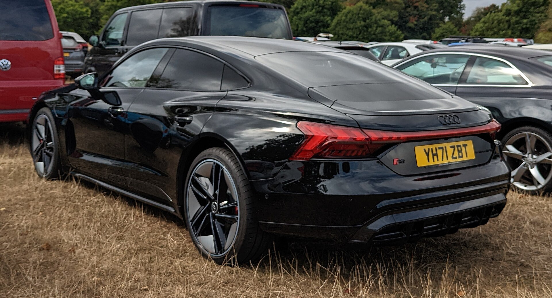 Audi RS4 Salon (8E, B7)
