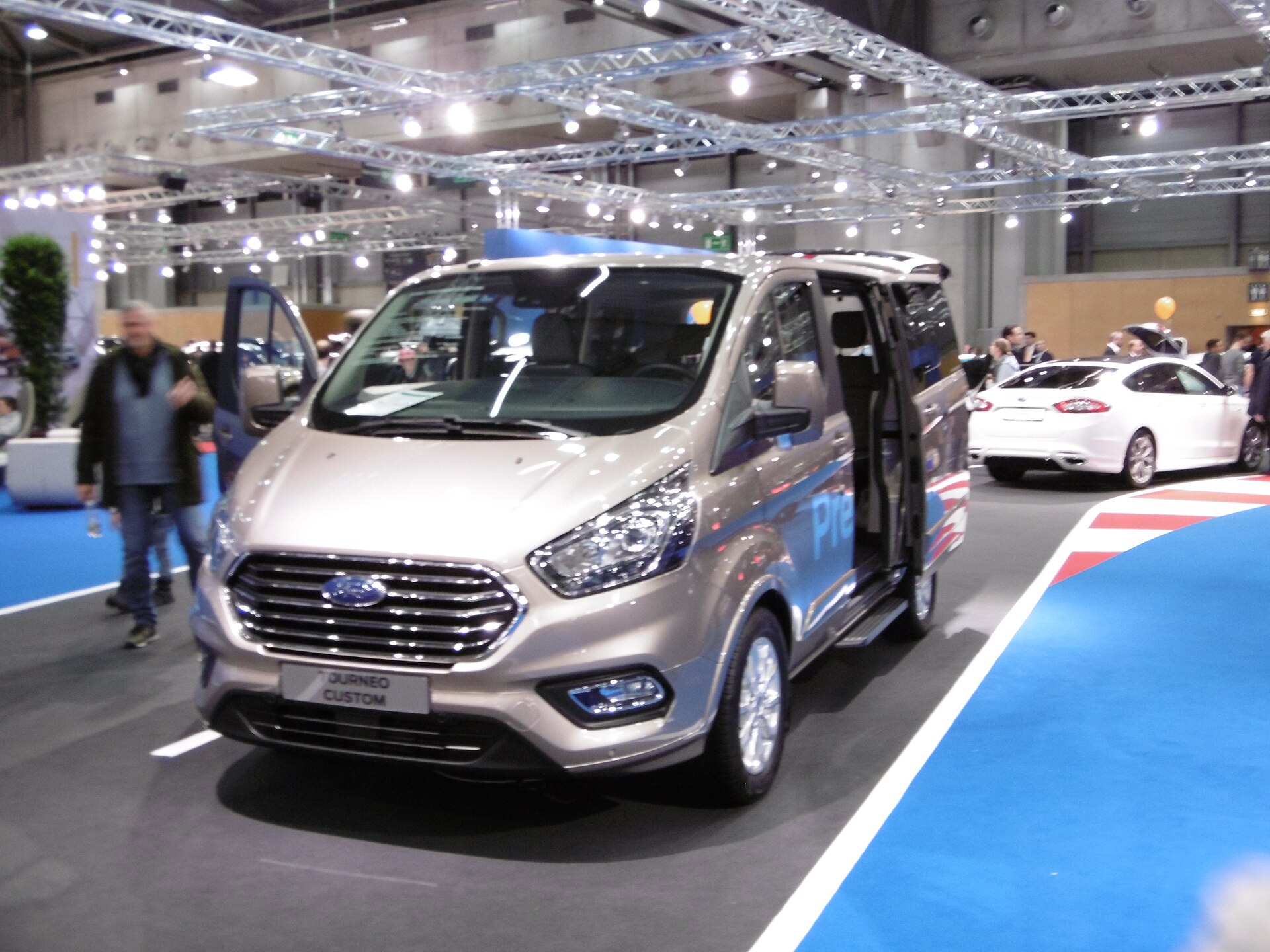 Ford Tourneo Custom (facelift 2018) L1 2.2 Duratorq TDCi (155hp)