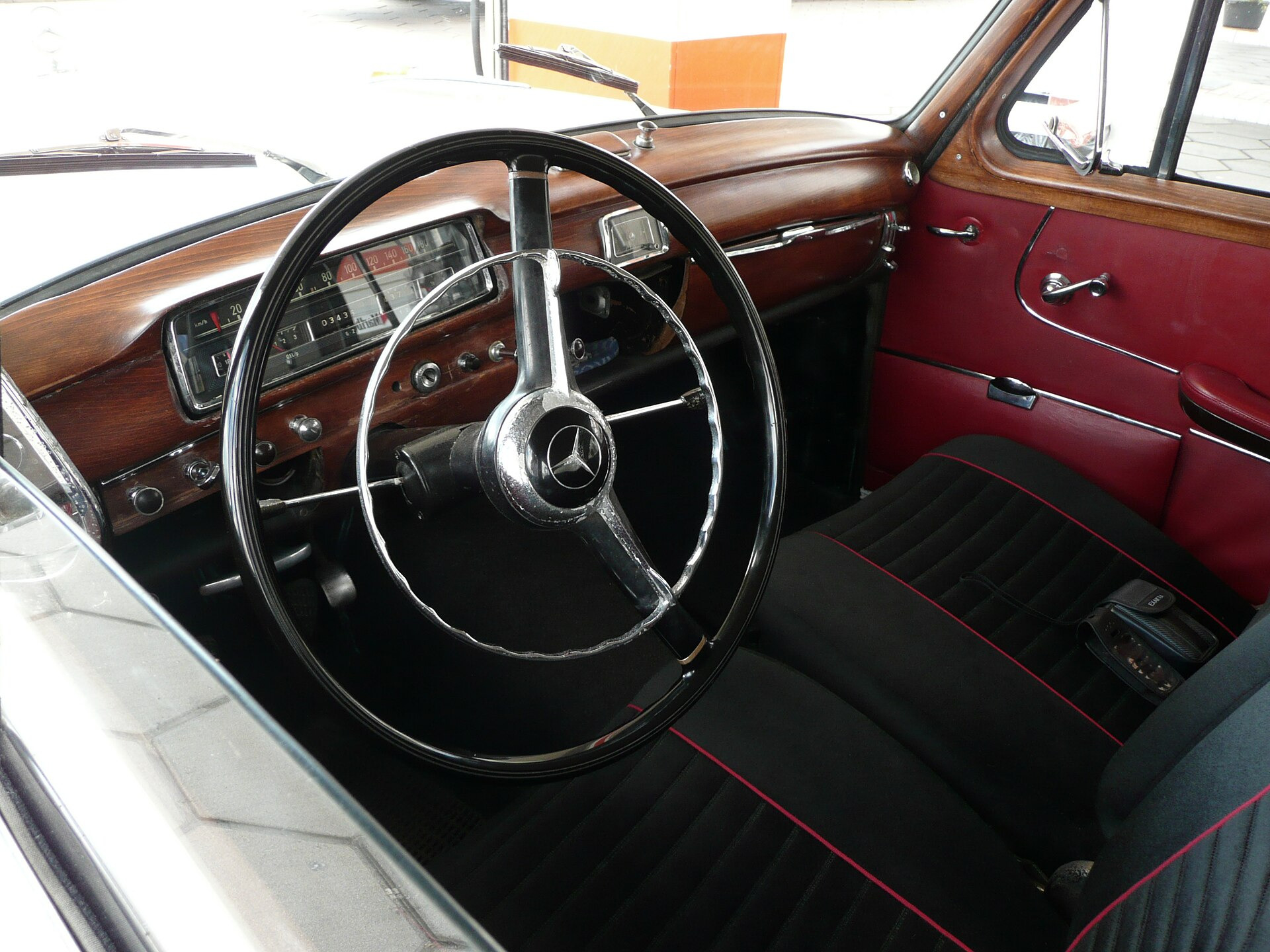 Mercedes-Benz Ponton W128 Sedan